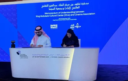  نورة الزامل مدير قسم البرامج في إثراء أثناء توقيع مذكرة التفاهم