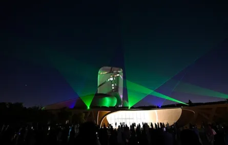 مركز إثراء يتزين باللون الأخضر احتفالًا باليوم الوطني السعودي - الصورة من الموقع الرسمي لمركز إثراء