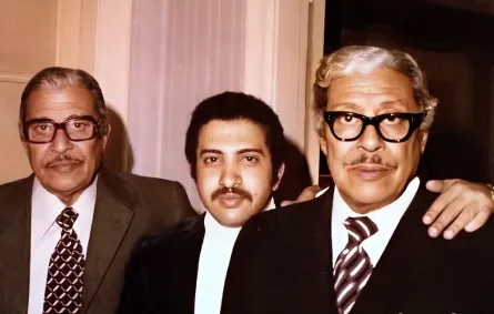عماد حمدي وابنه الأكبر المصور الصحفي نادر عماد حمدي وشقيقه التوأم السفير عبد الرحمن حمدي