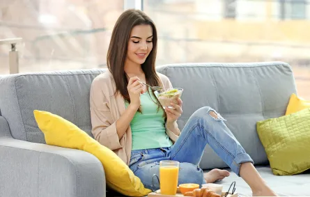 امرأة تتناول وجبة صحية