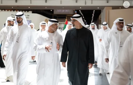 الشيخ خالد بن محمد بن زايد آل نهيان، ولي عهد أبوظبي رئيس المجلس التنفيذي لإمارة أبوظبي خلال جولته في معرض أبوظبي للصيد والفروسية. الصورة من مكتب أبوظبي الإعلامي