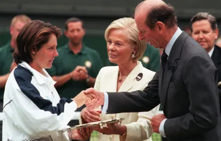 دوق إدوارد من كينت ودوقة كاثرين من كينت في بطولة ويمبلدون للتنس (Duke Edward of Kent and Duchess Katharine of Kent at the Wimbledon Tennis Championships). مصدر الصورة:  PASCAL PAVANI / AFP