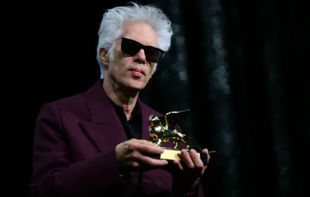 جيم جارموش Jim Jarmusch، من حفل توزيع جوائز مهرجان فينيسيا السينمائي 2025. مصدر الصورة: Tiziana FABI / AFP