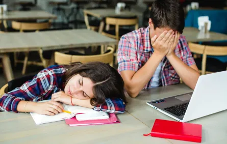 يواجه الطالب تحديات متعددة تتعلق بالتأقلم مع نظام الدراسة الجامعية أخطاء السنة الأولى الجامعية