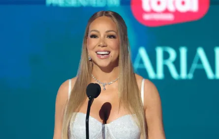 ماريا كاري في مسرح بيكوك في لوس أنجلوس (Mariah Carey at the Peacock Theatre in Los Angeles). مصدر الصورة: Michael Tran / AFP