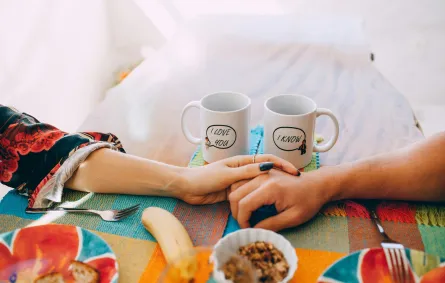 تفسير حلم تشابك الأيدي مع شخص تعرفه في المنام