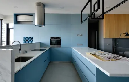 مطبخ أزرق فسيح