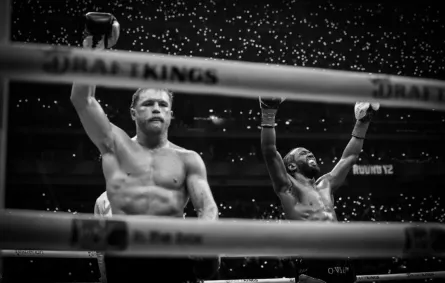 الأميركي تيرينس كروفورد والمكسيكي ساؤول "كانيلو" ألفاريز - الصورة من حساب TURKI ALALSHIKH على منصة إكس الأميركي تيرينس كروفورد والمكسيكي ساؤول "كانيلو" ألفاريز