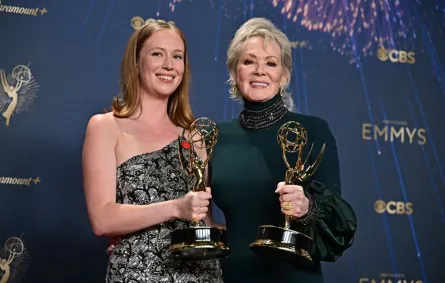هانا إينبيندر وجين سمارت Hannah Einbinder and Jean Smart، من حفل توزيع جوائز إيمي برايمتايم 2025. مصدر الصورة: Frederic J. Brown / AFP هانا إينبيندر وجين سمارت Hannah Einbinder and Jean Smart، من حفل توزيع جوائز إيمي برايمتايم 2025. مصدر الصورة: Frederic J. Brown / AFP