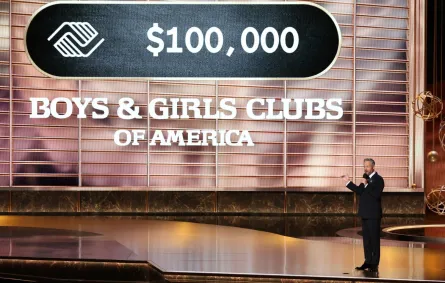 نيت بارغاتز Nate Bargatze من حفل توزيع جوائز إيمي برايم تايم 2025. مصدر الصورة: Valerie MACON / AFP