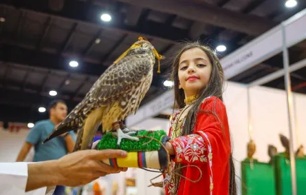 الصقور العربية والنادرة حاضرة في معرض الأصايل 2025. الصورة من وكالة الأنباء الإماراتية "وام"