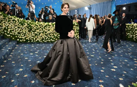 لانا ديل راي Lana Del Rey في حفل ميت غالا 2025. مصدر الصورة: ANGELA WEISS / AFP