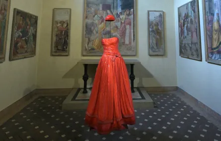 الزي الأحمر الذي ارتدته كاتي هولمز Katie Holmes- (مصدر الصورة Stefano RELLANDINI / AFP)