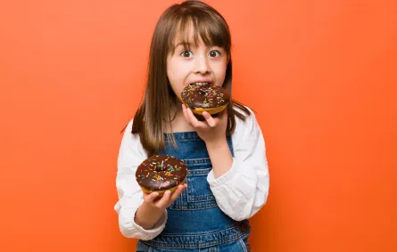 صورة لطفلة تتناول الطعام