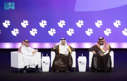  وزير الاستثمار المهندس خالد الفالح، ووزير الاقتصاد والتخطيط فيصل الإبراهيم خلال الجلسة الأولى من مؤتمر الاستثمار الثقافي بالرياض - الصورة من وكالة الأنباء السعودية "واس"