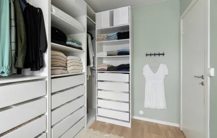 خزانة ملابس مرتبة