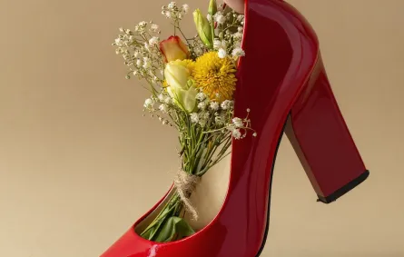 حذاء نسائي أحمر لماع