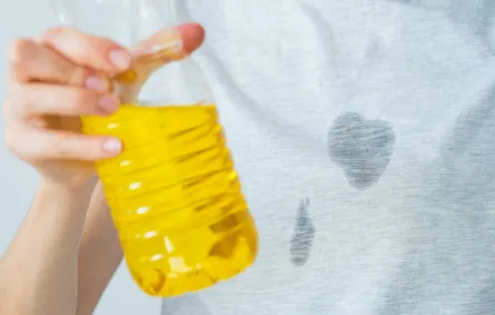 امرأة مع قارورة زيت