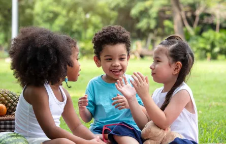 صورة أطفال يطرحون الأسئلة على بعضهم