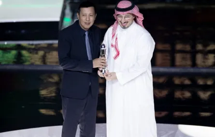رئيس الاتحاد السعودي لكرة القدم ياسر المسحل وهو يتسلم جائزة أفضل اتحاد وطني في قارة آسيا خلال الحفل