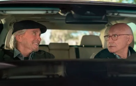 مايكل دوغلاس وآلان أركين في مسلسل The Kominsky Method- الصورة من موقع IMDB