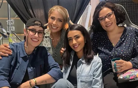 سوسن بدر ولبني عبد العزيز برفقة فريق عمل مسلسلهما الرمضاني - الصورة من صفحة الفنانة سوسن بدر على إنستغرام