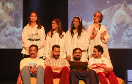يسرا اللوزي مع نجوم المسرح الخطير بمسرحية وهنا القاهرة - الصورة من المركز الإعلامي للمسرح الخطير