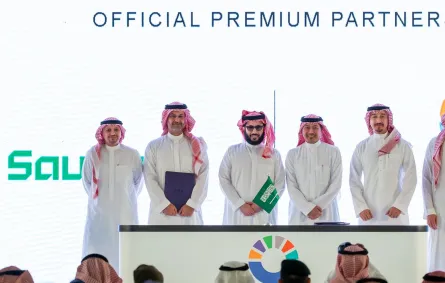 خلال توقيع الاتفاقية بين الخطوط السعودية والهيئة العامة للترفيه. مصدر الصورة الحساب الرسمي لـ Saudia Group على منصة x