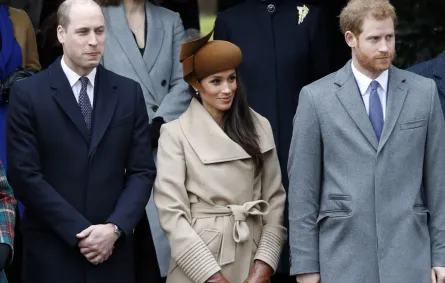 الأمير ويليام وميغان ماركل والأمير هاري في كنيسة القديسة مريم المجدلية في ساندرينجهام، نورفولك (Prince William, Meghan Markle and Prince Harry at St Mary Magdalene Church in Sandringham, Norfolk). مصدر الصورة: Adrian DENNIS / AFP