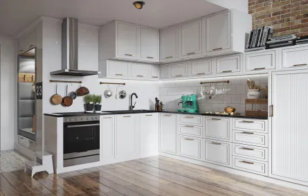 خزائن بيضاء في مطبخ المنزل