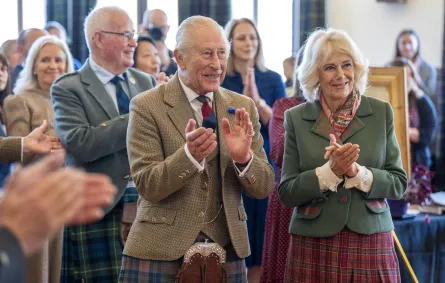 الملك تشارلز والملكة كاميلا خلال زيارتهما قاعة ألبرت هول  Britain's King Charles and Britain's Queen Camilla  applaud as they watch a performance during a visit to The Albert Hall (Photo by Jane Barlow / POOL / AFP)