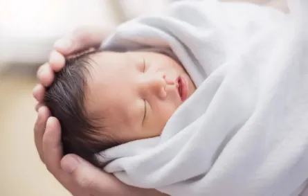 صورة تعبر عن الاهتمام برأس المولود