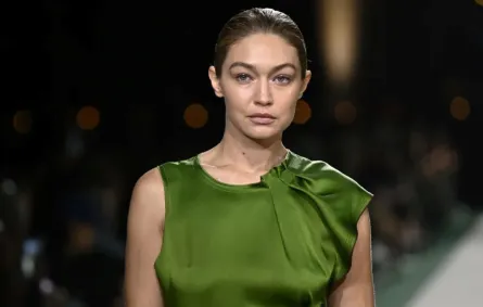 جيجي حديد تعرض تصميماً من توقيع فيكتوريا بيكهام في باريس (Gigi Hadid presents a creation by Victoria Beckham in Paris). مصدر الصورة: JULIEN DE ROSA / AFP