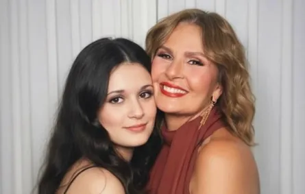 يسرا مع صورتها بمرحلة الشباب باستخدام الذكاء الاصطناعي - الصورة من حساب يسرا على الفيس بوك