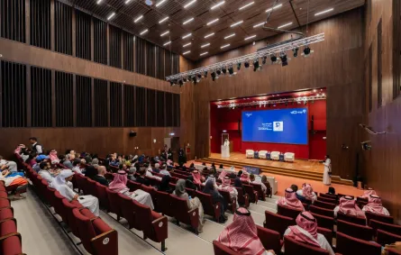 المنتدى منصةً يجتمع فيها نخبة من الخبراء الثقافيين، والقيمين على الفنون، والأكاديميين، والفنانين من مختلف دول العالم