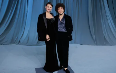 سيلينا غوميز وبيني بلانكو يحضران حفل متحف الأكاديمية (Selena Gomez and Benny Blanco attend the Academy Museum Gala). مصدر الصورة: VALERIE MACON / AFP