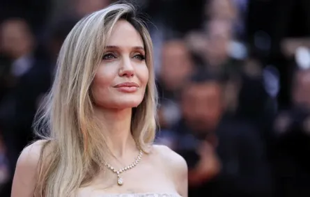 أنجلينا جولي في الدورة الـ78 من مهرجان كان السينمائي في كان، جنوب فرنسا (Angelina Jolie at the 78th edition of the Cannes Film Festival in Cannes, southern France). مصدر الصورة: Valery HACHE / AFP