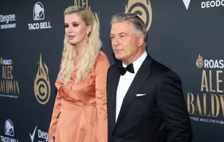 أيرلند بالدوين وإريك بالدوين في كاليفورنيا ( Ireland Baldwin and Alec Baldwin in California. ). مصدر الصورة: Jesse Grant / GETTY IMAGES NORTH AMERICA / Getty Images via AFP