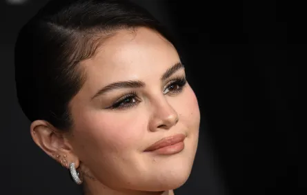 سيلينا غوميز في حفل توزيع جوائز مهرجان بالم سبرينغز السينمائي الدولي في بالم سبرينغز (Selena Gomez at the Palm Springs International Film Festival Awards in Palm Springs). مصدر الصورة: VALERIE MACON / AFP