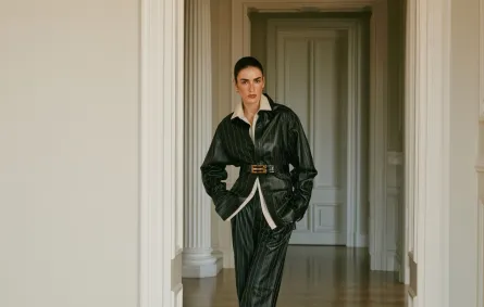 بدلة من فكتوريا بيكهام Victoria Beckham لدى أوناسOunass - الصورة من العلاقات العامة بدلة من فكتوريا بيكهام Victoria Beckham لدى أوناسOunass - الصورة من العلاقات العامة