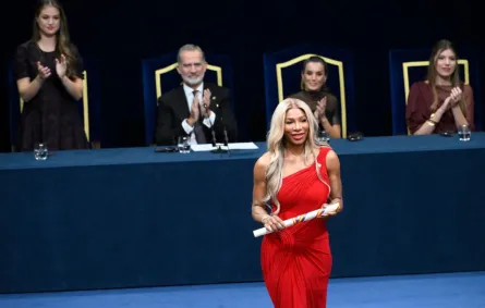 سيرينا ويليامز تتسلم جائزة أميرة أستورياس للرياضة (Serena Williams receives the Princess of Asturias Award for Sports). مصدر الصورة: Miguel RIOPA / AFP