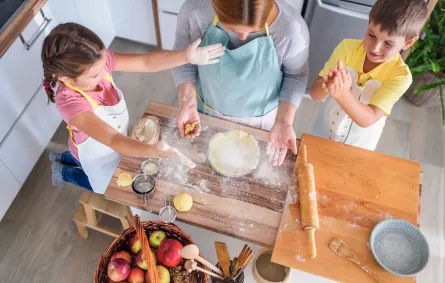 صورة لأم وطفليها بالمطبخ