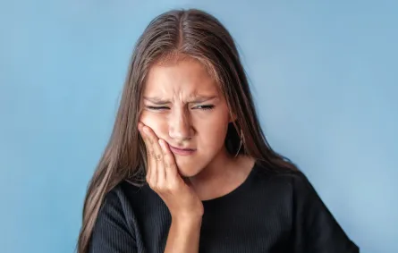 تورم اللثة عند الأطفال -  الصورة من موقع AdobeStock صورة لطفلة تشعر بألم أسنانها