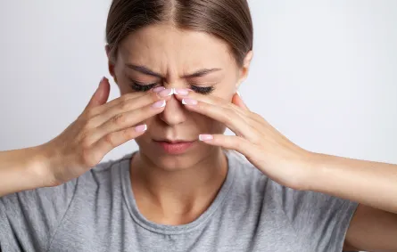 امرأة تعاني من حرقان في العين