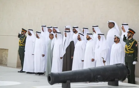 الشيخ محمد بن زايد آل نهيان خلال تحية علم الدولة في قصر الحصن. الصورة من وكالة الأنباء الإماراتية "وام"