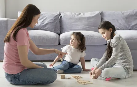 نصائح لتعليم الأطفال المشاركة منذ الصغر- الصورة من موقع Freepik