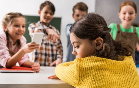 طفلة تتعرض للتنمر 