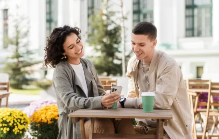 كيف أعرف أن الشخص يحبني دون كلام؟ - الصورة من موقع Freepik