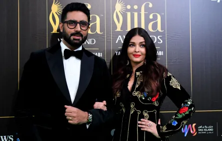 أبهيشيك باتشان مع زوجته آيشواريا راي باتشان Abhishek Bachchan with wife Aishwarya Rai Bachchan في حفل جوائز الأكاديمية الدولية للأفلام الهندية 2022. مصدر الصورة: Ryan LIM / AFP