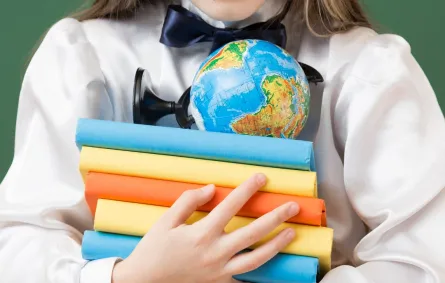 صورة لطفلة تحمل المعرفة بين يديها